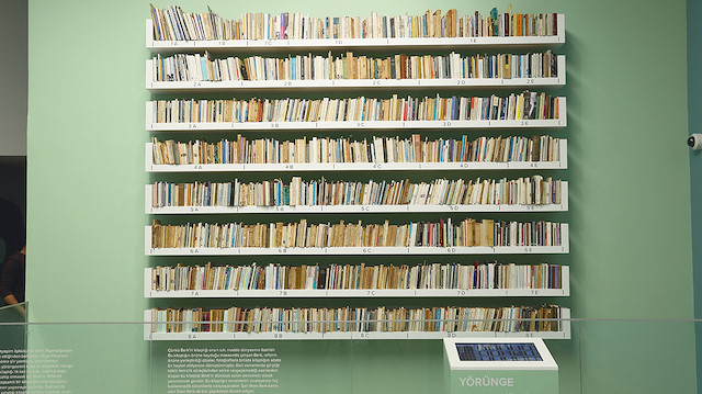 İlhan Berk’in Bodrum’da yaşamaya başladığı yıllarda bizzat kullandığı kütüphanesi sergideki yerini aldı. Şairin dünyaya açılan penceresi olarak yorumlanabilecek olan kütüphanede yer alan 2 bin 300 eser interaktif olarak izleyiciye sunuldu.