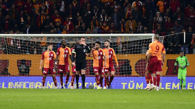 Galatasaraylı futbolcular, Hüseyin Göçek'in penaltı kararına tepki gösterdi.