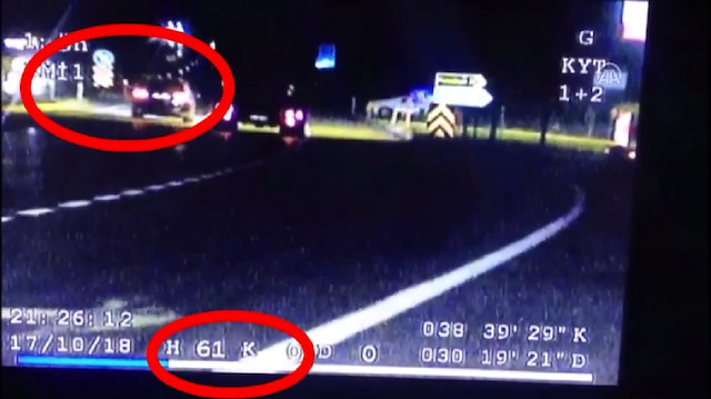 Maket polis aracını gören sürücülerin yavaşlamaları saniye saniye görüntülendi. 