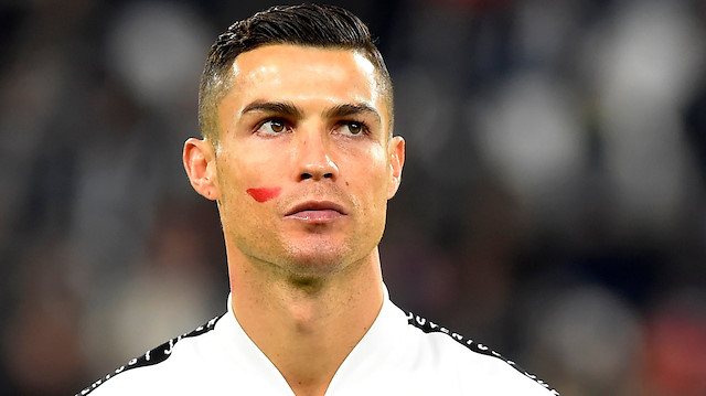 Cristiano Ronaldo da yüzündeki kırmızı boyayla böyle görüntülendi.