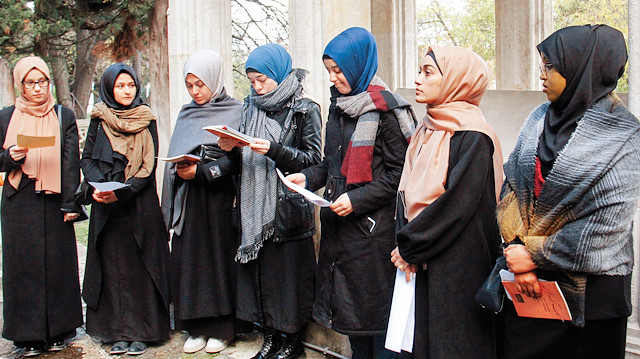 Süleyman Çelebi'nin kabri başında 8 dilde mevlit okundu.