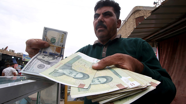 İran'da ekonominin kötü durumda olduğunu söyleyen bir adam: (Fotoğraf: Reuters)