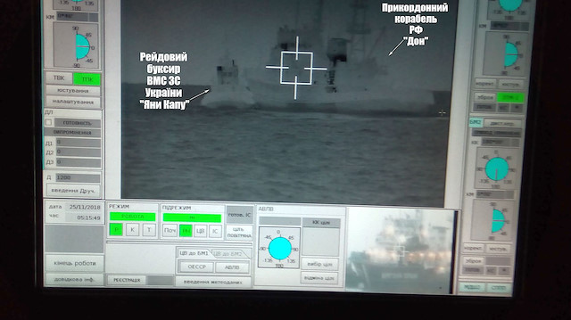 Rus gemilerinin Ukrayna savaş gemilerine müdahale ettiği ana ait görüntüler.