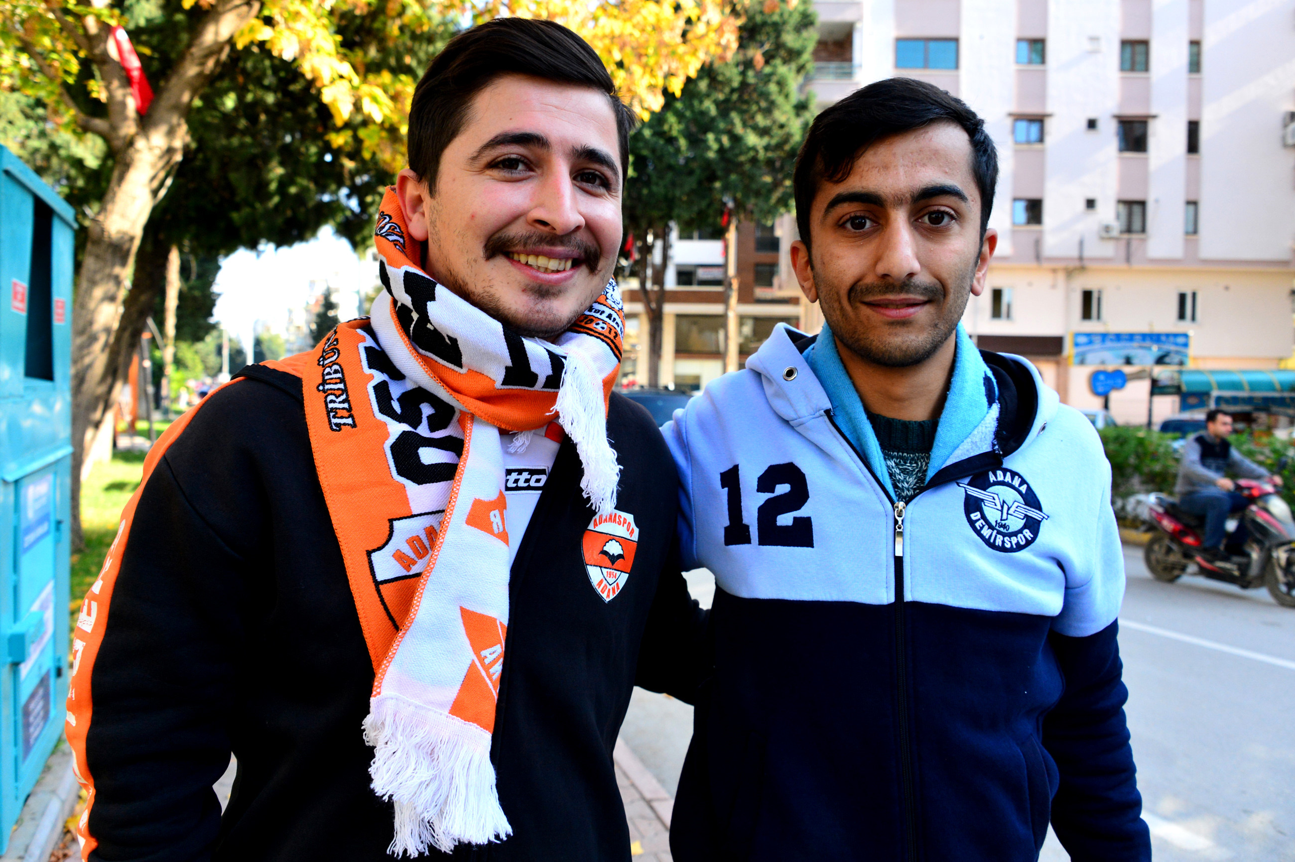 adana demirsporlu taraftar sahaya