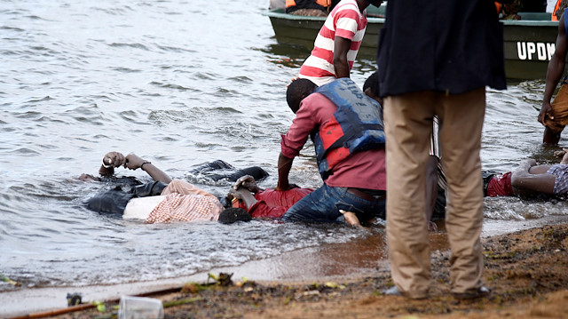 Uganda'da batan teknede hayatını kaybedenler kıyıya vurdu. 