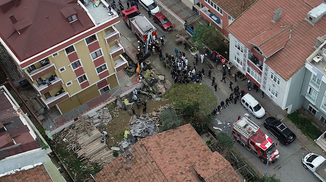 Askeri helikopter, evlerin arasındaki boş bir alana düştü. 