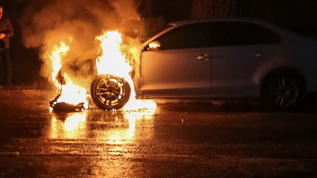 Kiev'de göstericiler, büyükelçiliğe ait bir aracı ateşe verildi.