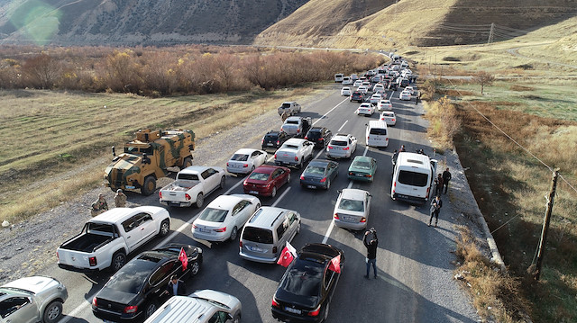 AK Parti'nin Hakkari adayı Cüney Epcim şehre dönerken 300 araçlık konvoy tarafından karşılandı.