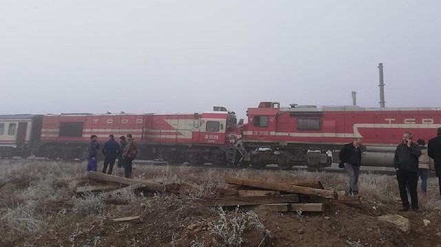 Sivas'ta yük treni ile yolcu treni kafa kafaya çarpıştı