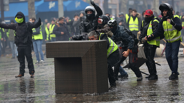 Fransa'da polis göstericilerle karşı karşıya geldi. 