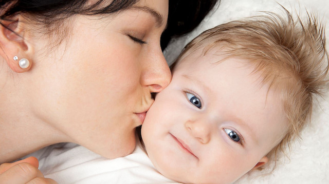 Ağızdaki kötü mikroorganizmalar öpücük yoluyla bebeğe geçiyor.