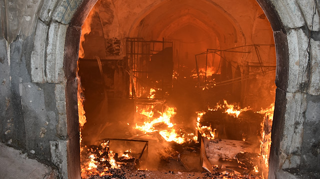 Kerkük'teki Kayseri Çarşısı'nda çıkan yangında pek çok dükkan kullanılamaz hale geldi.