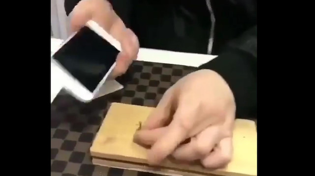iPhone ile çivi çakıyor