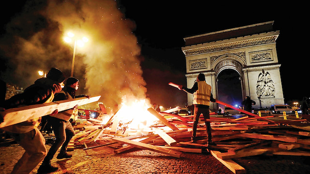 Paris günlerdir göstericilerle güvelik güçlerinin çatışmasına sahne oluyor.
