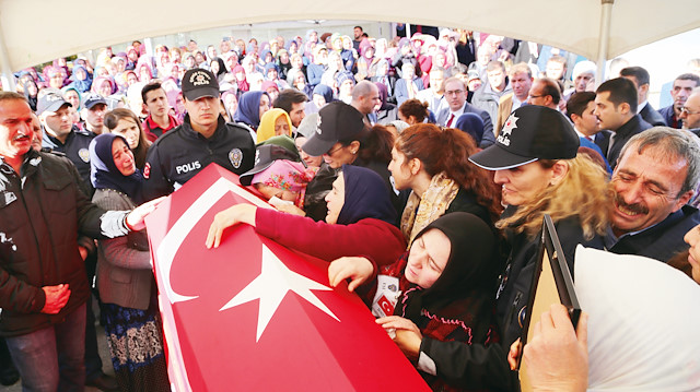 Şehit İmdat Berçin’in kızı Seda Nur, cenazeye babasının polis şapkasıyla katıldı.