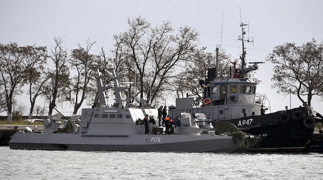 Rus Sahil Güvenliği tarafından vurulan 3 Ukrayna gemisinden savaş gemisi ve römork Kırım limanında görüntülendi.