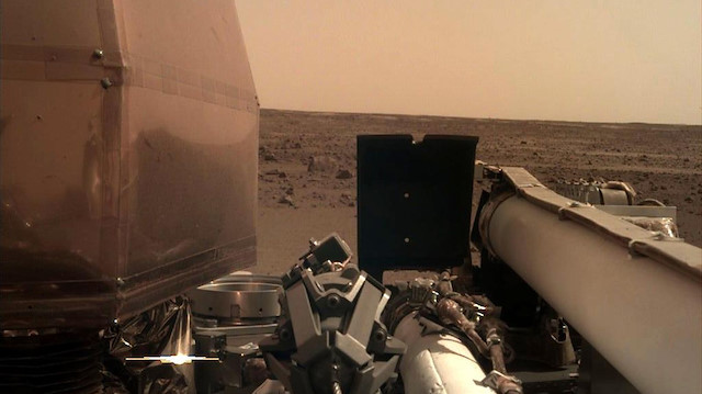 NASA Insight, Mars yüzeyinde çektiği ilk fotoğrafı paylaştı