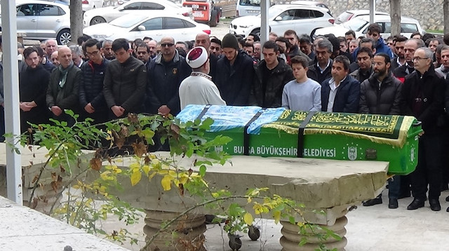 Alara Kocabaş'ın naaşı, Celal Karakaş Camisi’nde kılınan cenaze namazının ardından ailesinin ve yakınlarının gözyaşları eşliğinde Hamitler Kent Mezarlığında toprağa verildi.
