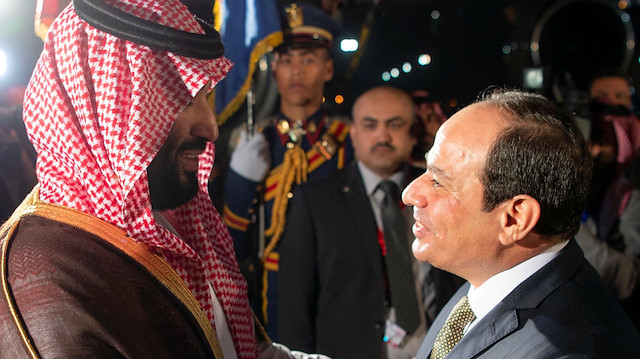 Sisi, Prens Selman'ı havalimanında karşıladı. 