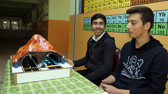Şehit Öğretmen Şevki Akgün Ortaokulu 8. sınıf öğrencileri Cengiz Özcan ve Abdulsamet Göksugüzel, enerji tasarrufu konusunda çalışma yaptı.

