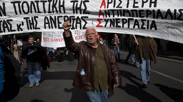 İşçiler kemer sıkma politikalarından dolayı Yunan hükümetini protesto etti.