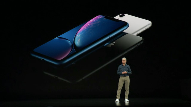 Apple CEO'su Tim Cook yeni iPhone XR'ı tanıtmıştı.