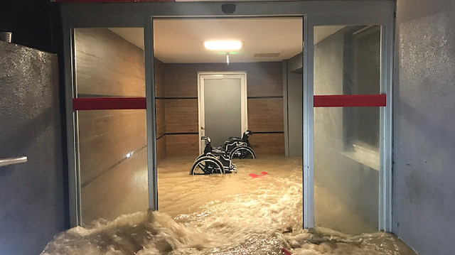 Edirne'de kuvvetli yağış nedeniyle bazı ev ve iş yerlerini su bastı
