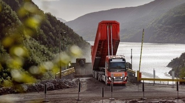 Volvo'nun otonom kamyonları daha önce şeker ve çöp toplama gibi görevlerde başarıyla test edilmişti.
