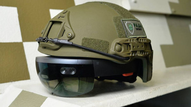 Microsoft'un HoloLens ürünü askeri kaska monte edilmiş. 