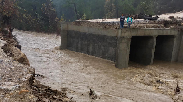 Kuvvetli yağış kırsal mahallelerde su taşkınlarına yol açtı.