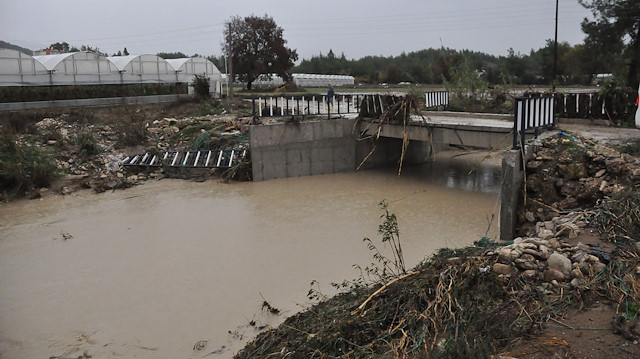 Antalya'da etkili olan yağış nedeniyle su taşkınları meydana geldi.