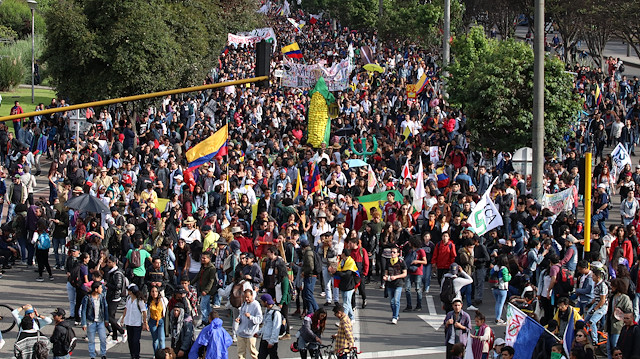 Binlerce Kolombiyalı, hükümetin ele aldığı yeni finansal düzenlenmeyi protesto ediyor.