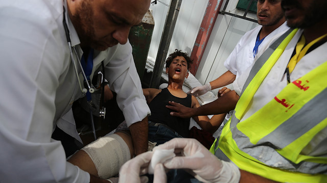 Arşiv: İsrail işgal güçlerinin açtığı ateş sonucu Filistinli bir genç yaralandı. Yaralı gence müdahale ediliyor.
