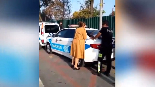 Polisler trafik cezası keserken sinir krizi geçirerek çığlıklar atan kadın.