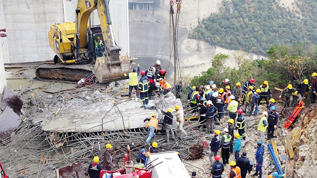Viyadük montajı sırasında yaşanan korkunç kazada 3 işçi öldü, 1 işçi sağ kurtarıldı.