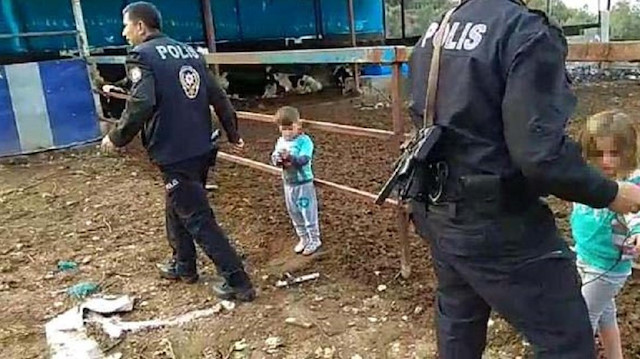 İki çocuk çitlere bağlı şekilde çaresizce beklerken çevredeki vatandaşlar durumu polise ihbar etti.