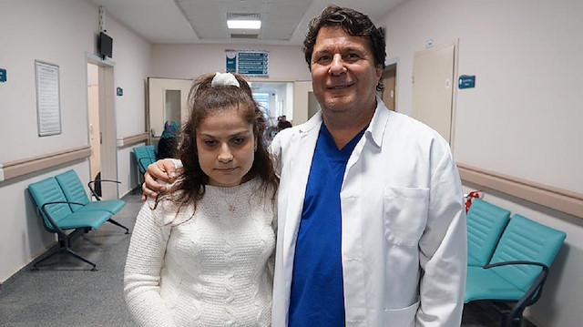 ​Görme engelli genç kız, teşekkür etmek için 20 yıldır doktorunu aradı.​​