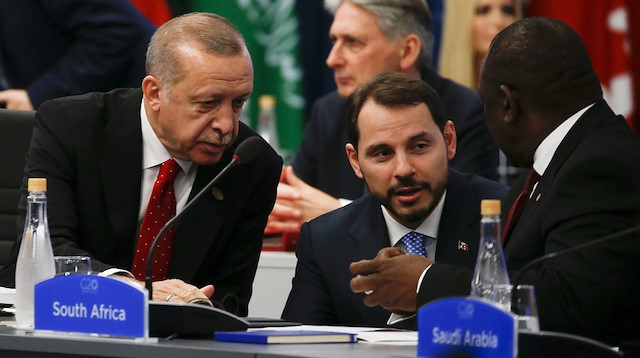 Cumhurbaşkanı Erdoğan,  Güney Afrika Cumhurbaşkanı Ramaphosa ile kısa süreli sohbet etti. Bakan Albayrak da iki liderin yanında yer aldı.