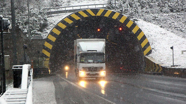 Bolu'da kar yağışı nedeniyle TEM'de trafik akışı yavaşladı