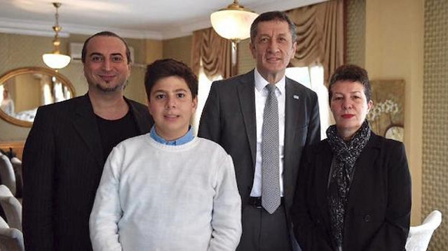 Milli Eğitim Bakanı Ziya Selçuk, otizmli Ozan Barış ile bir araya geldi.