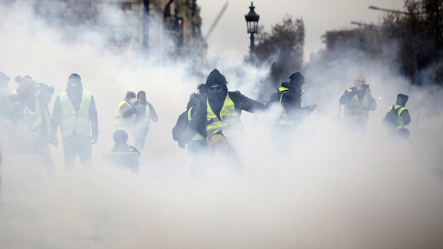 Fransa'da göstericiler ve polis arasında şiddetli çatışmalar yaşanıyor. (Fotoğraf: AP)