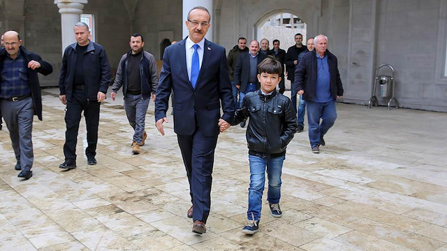 ​Ordu Valisi Seddar Yavuz, 'Beni cuma namazına götür' diyen çocuğu camiye götürdü. 