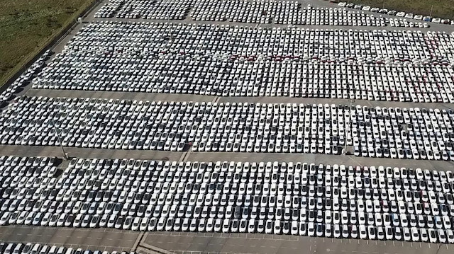 Gümrüklerde bekletilen binlerce araç hadan böyle görüntülenmişti (Foto: DHA)