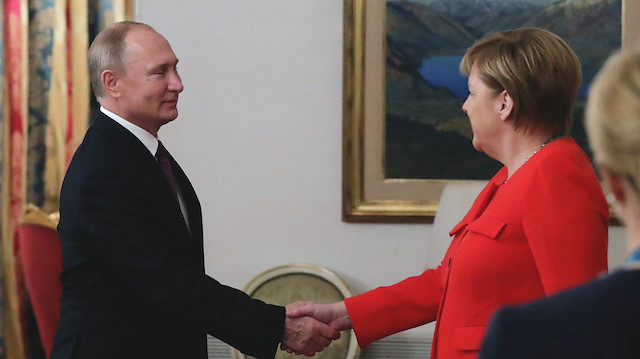 Rusya lideri Putin ile Almanya Başbakanı Merkel G-20'de bir araya geldiler.