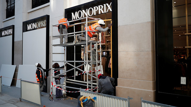 Paris'teki mağazalar gösterilerde zarar görmemek için dükkanlarının ön kısmını kapatıyor 
