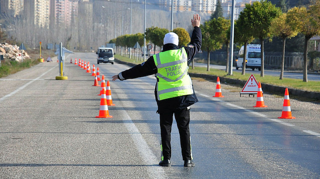 5 ay boyunca sürecek zorunlu kış lastiği uygulaması ile trafik ekiplerinin yoğun mesaisi de başlamış oldu.