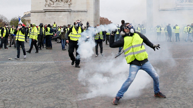 Fransa'da sarı yelekliler sokağa döküldü. 