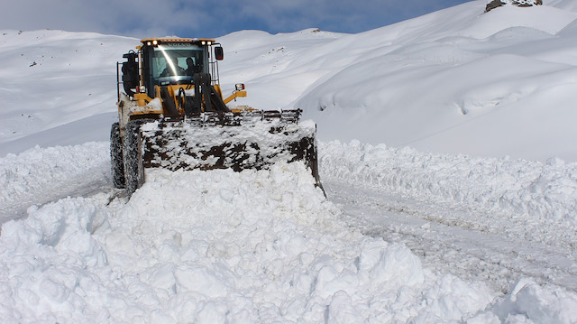Yoğun kar yağışı nedeniyle kapanan yolların açılması için ekipler aralıksız olarak  çalışmalarını sürdürüyor.