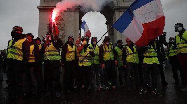 Fransa'da 15 gündür devam eden sarı yeleklilerin protestoları devam ediyor.