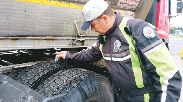 Trafik ekipleri, durdurdukları araçların lastik diş derinliğini kontrol etti.